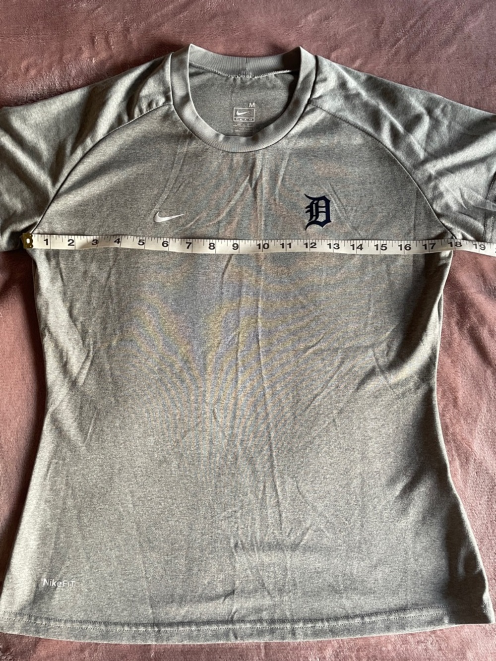 Nike Gray Women Athletic Tee with Detroit Tigers Old English D - Picture 4 of 10